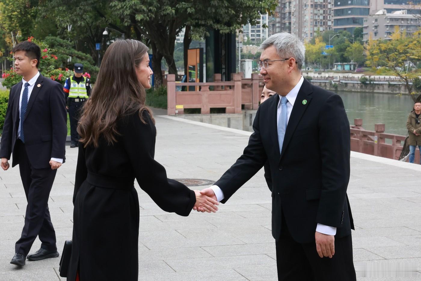 11月11日，莱蒂齐亚王后在中国成都市的望江楼-薛涛纪念馆出席纪念西班牙诗人安东