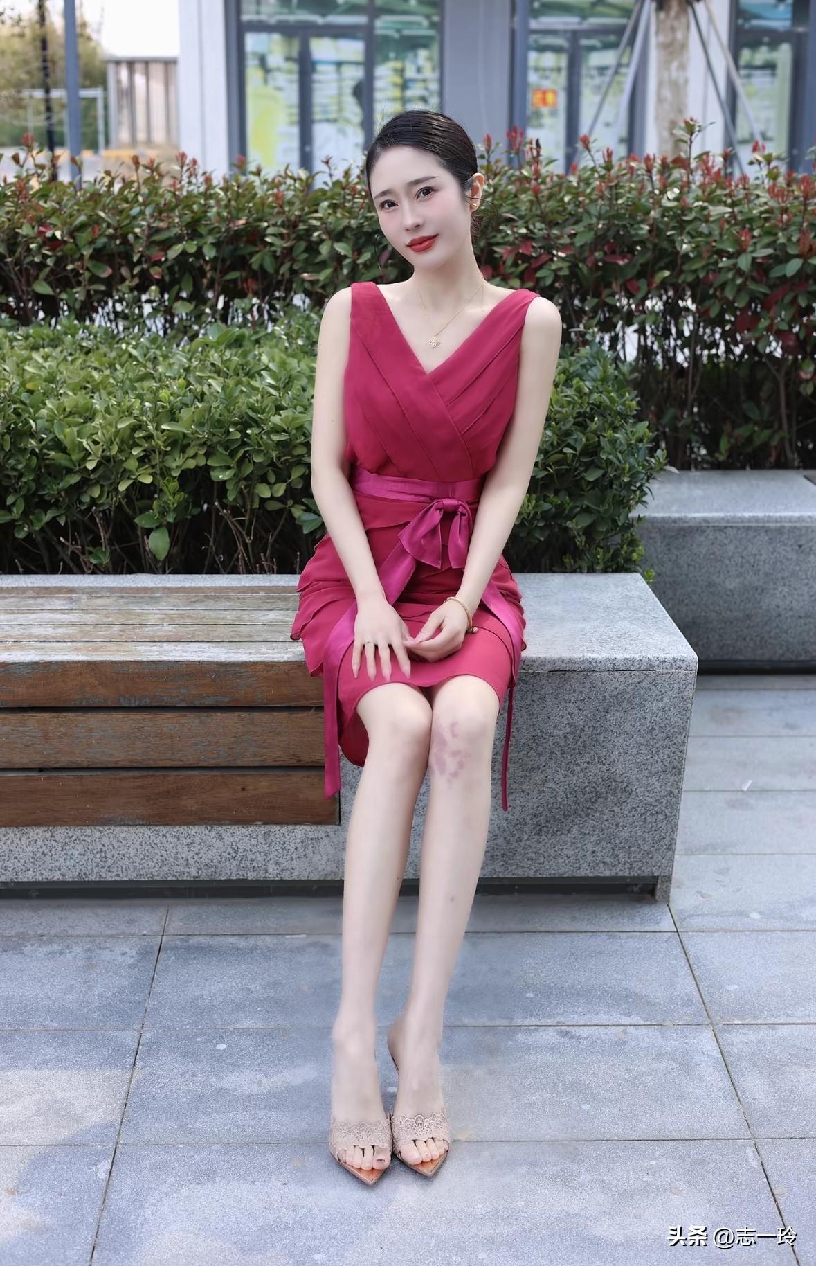 优雅红裙，都市风姿，坐享自然之美。