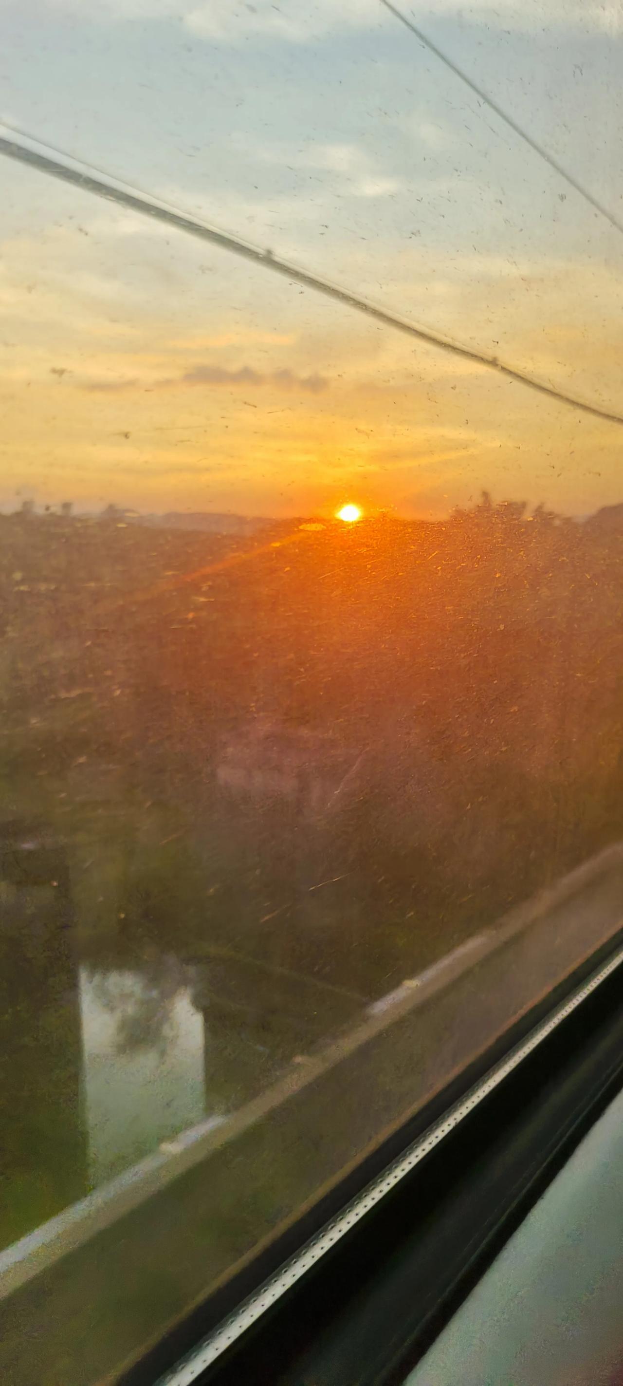 春日生活打卡季夏天回家的路上的风景，就是这窗子上的灰尘太多了，要说再清晰一点就好