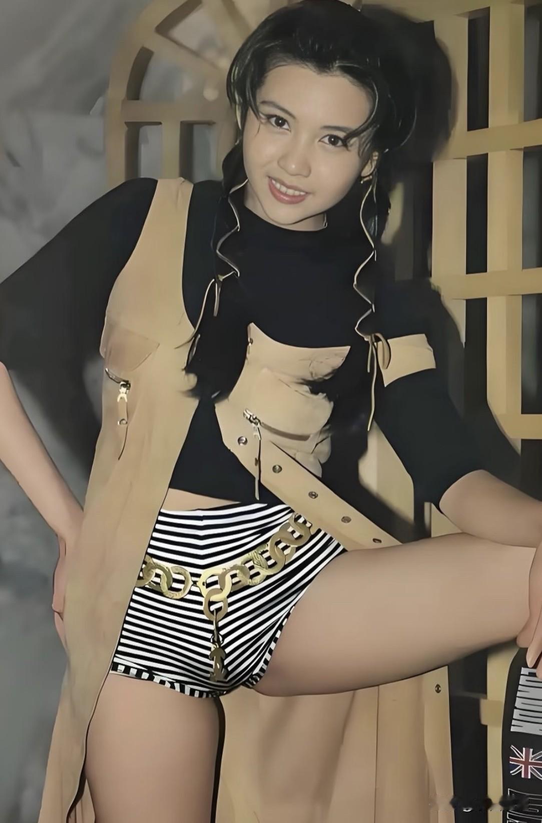 作为一个70后，依稀记得上大学时看了好多这位美女演的录相片，如今都已经成了粉红色