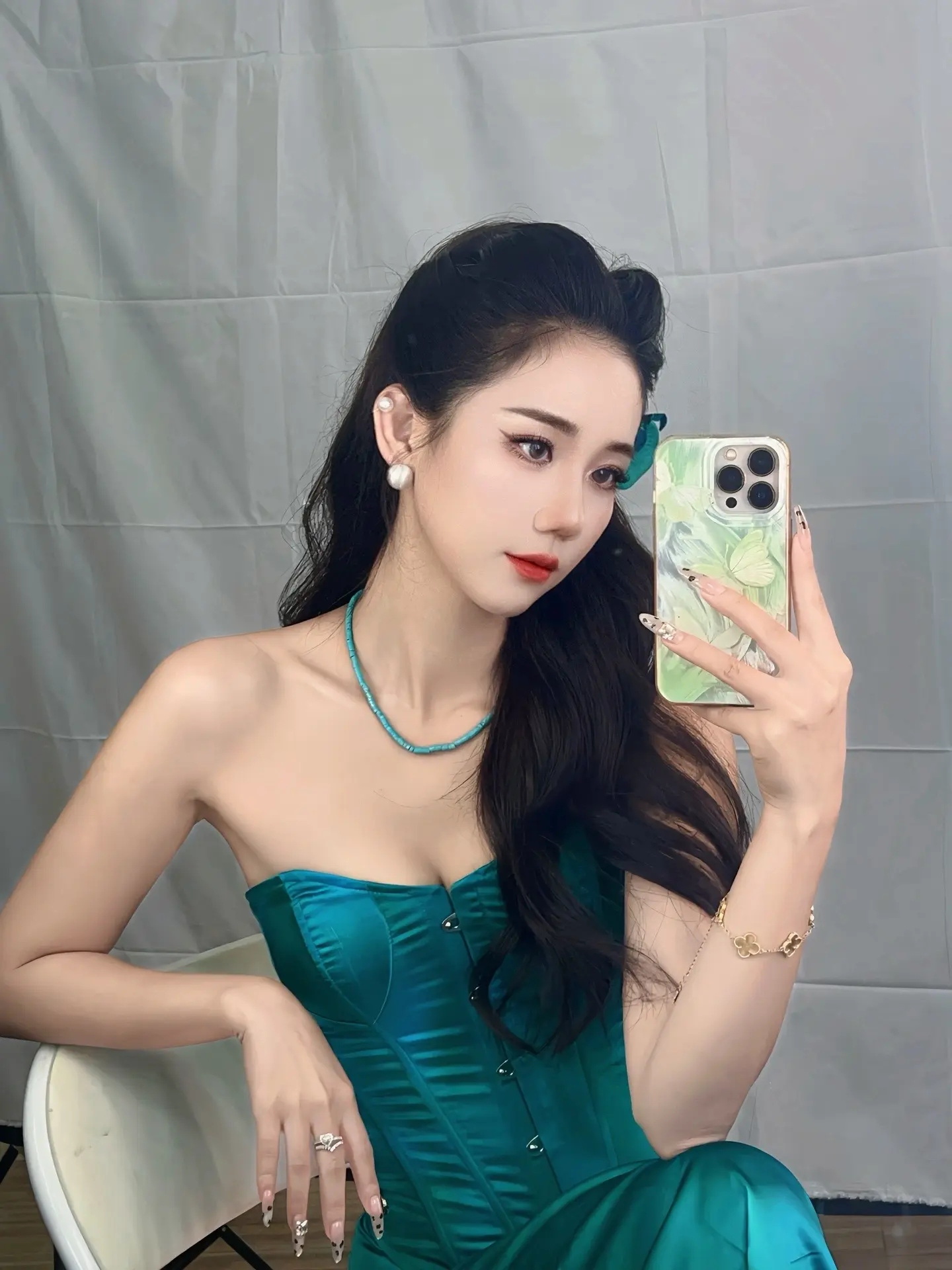 女人之间的战争，无需语言无需烟火，你只要往那里一站就赢了。