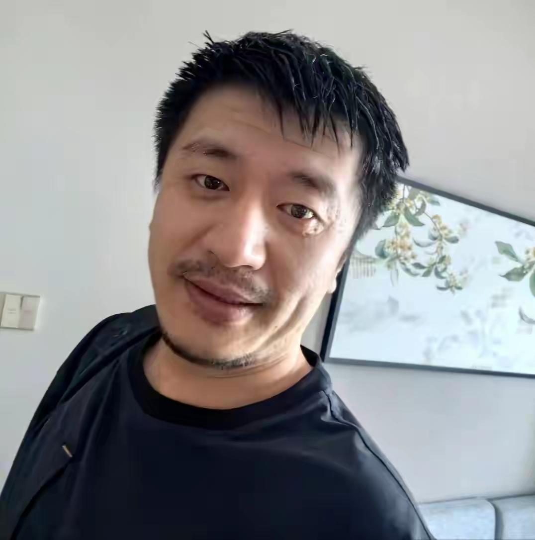 张雪峰刚陷“出轨”乌龙风波未平，又因直播中长时间使用污言秽语被官媒怒批，账号遭限