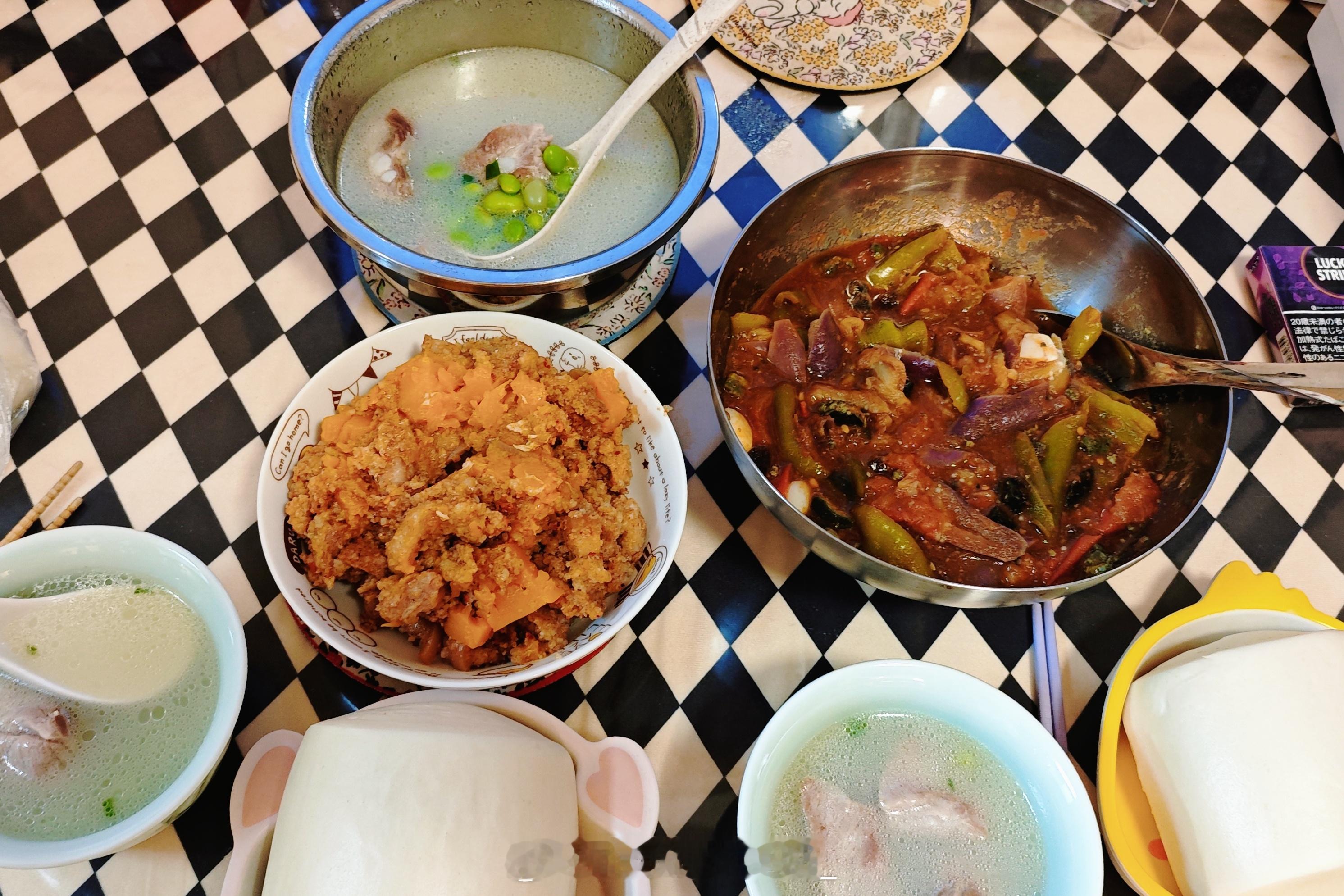 今天吃——毛豆排骨汤   粉蒸肉  茄辣西擂皮蛋美味美味 
