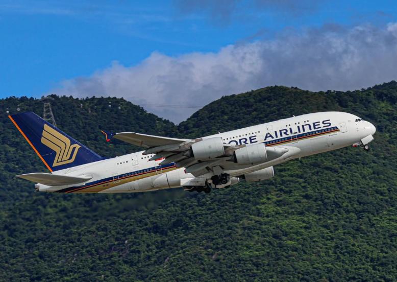 A380竟成了“空中牢笼”！373名乘客被困整整10小时，现场甚至有人中暑。阿联