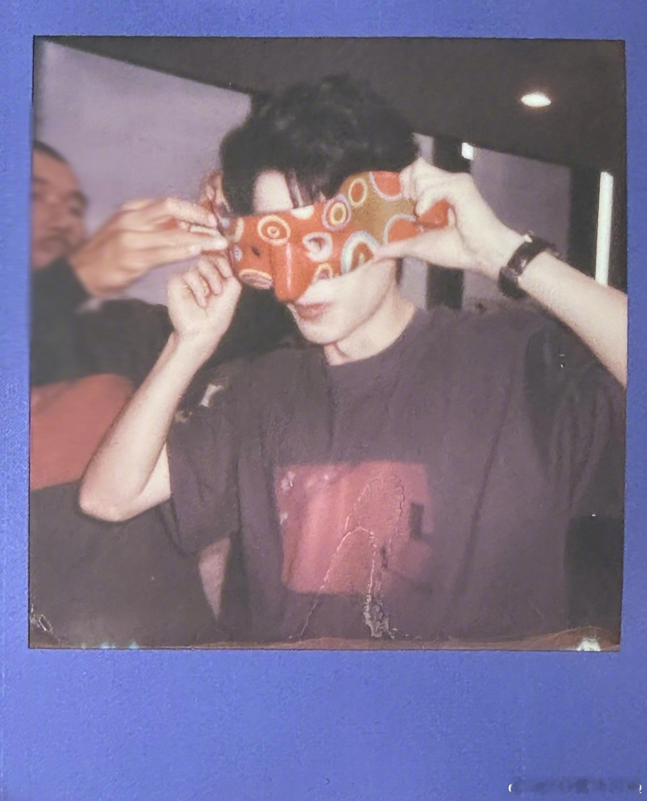 #刘昊然戴眼镜人夫感##刘昊然眼镜slay# 刘昊然这组照片中的眼镜搭配简直是神