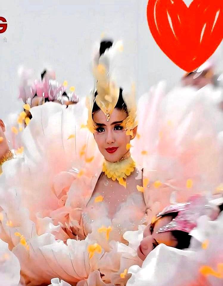 婚离了，但钱没分。
陈思诚每赚一亿票房，都有佟丽娅一份。
他核心公司的股东名单里