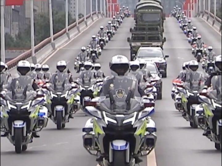 仪式里的传承密码

精准的阵型语言：32辆铁骑组成玄龙无人机、歼20、歼35的轮