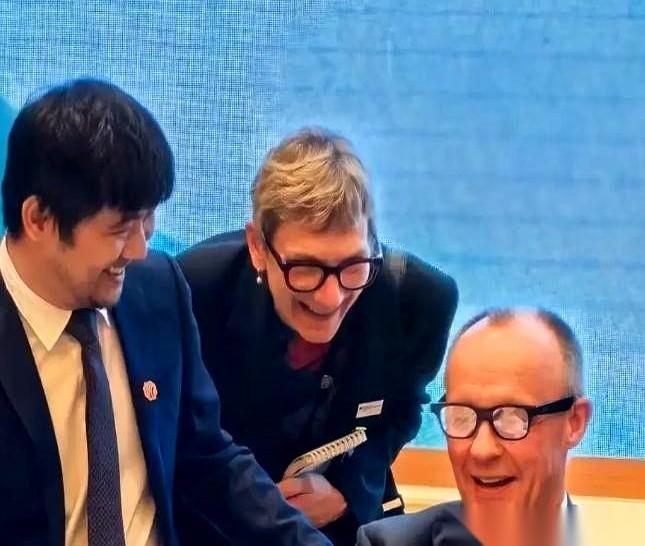 “给我摘下来！”
德国总理默茨一声令下，全场静得掉根针都能听见。旁边一圈国际政要