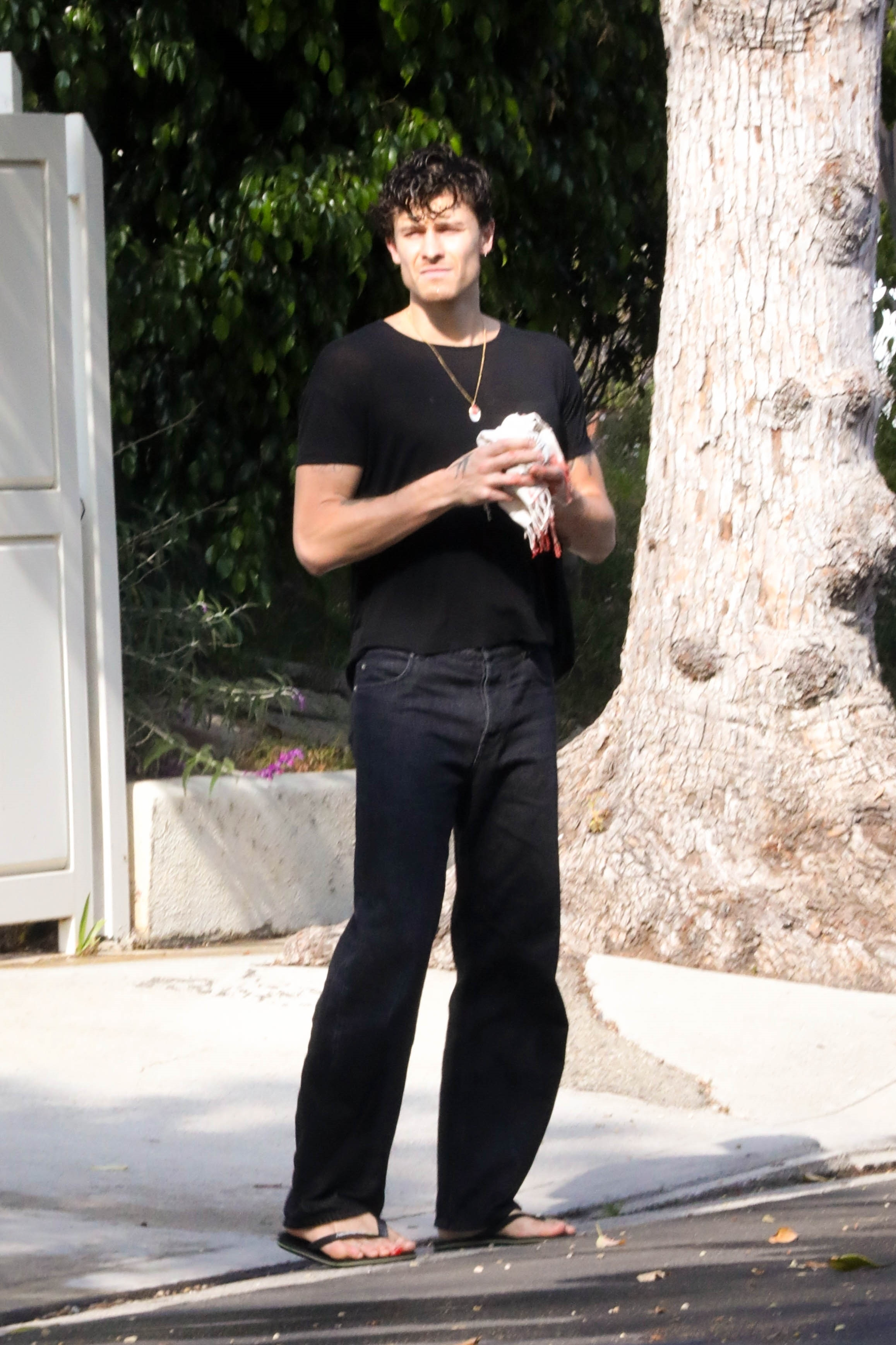 萌德 Shawn Mendes 被发现手指受伤，血流不止！！当日他被被拍到在比佛