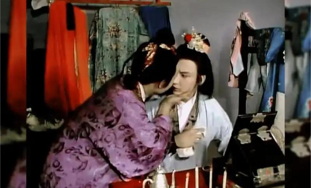 柳湘莲和薛蟠不打不相识！
薛蟠把柳湘莲，认作是风月中人，一直试图荷塘行龙阳之好，