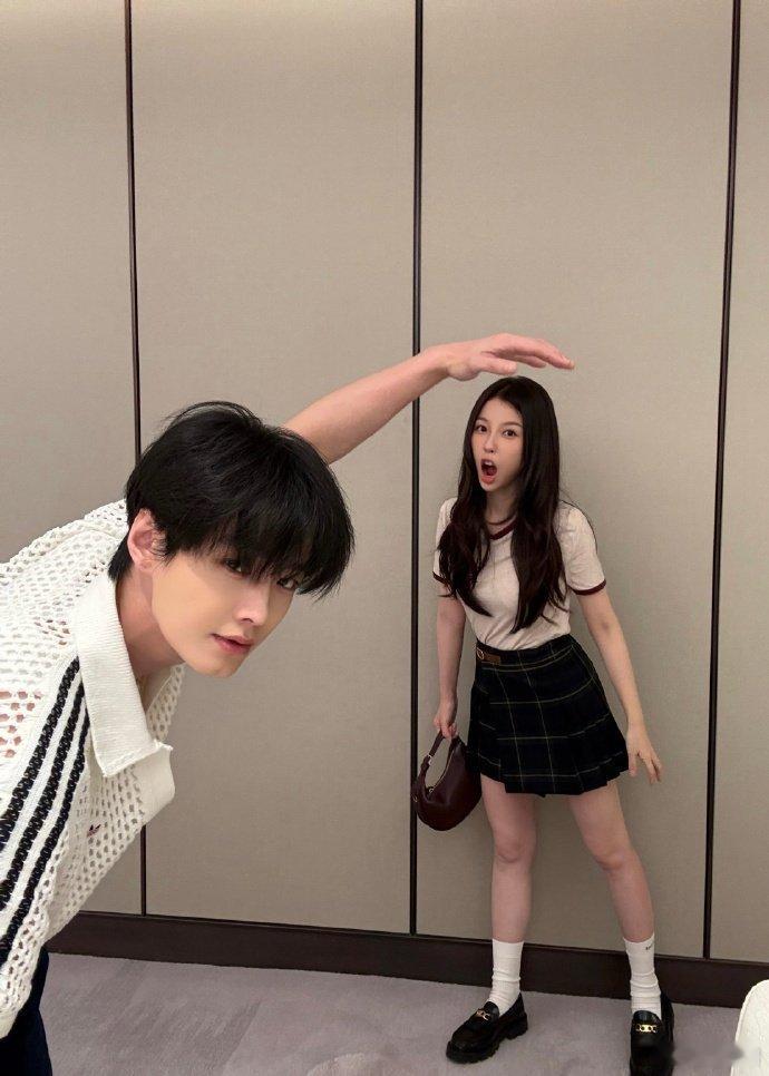 何与虞书欣错位拍 何与虞书欣错位拍，把欣欣子拍成小手办了！何与把虞书欣拍成小手办