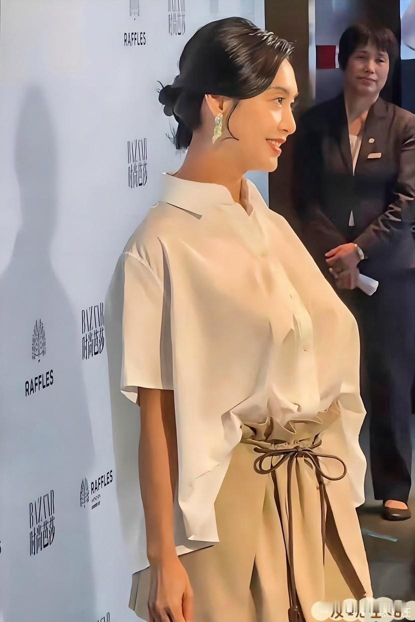 54岁的朱茵前凸后翘，性感迷人，真的是岁月不败美人啊。

朱茵让人羡慕的状态，是