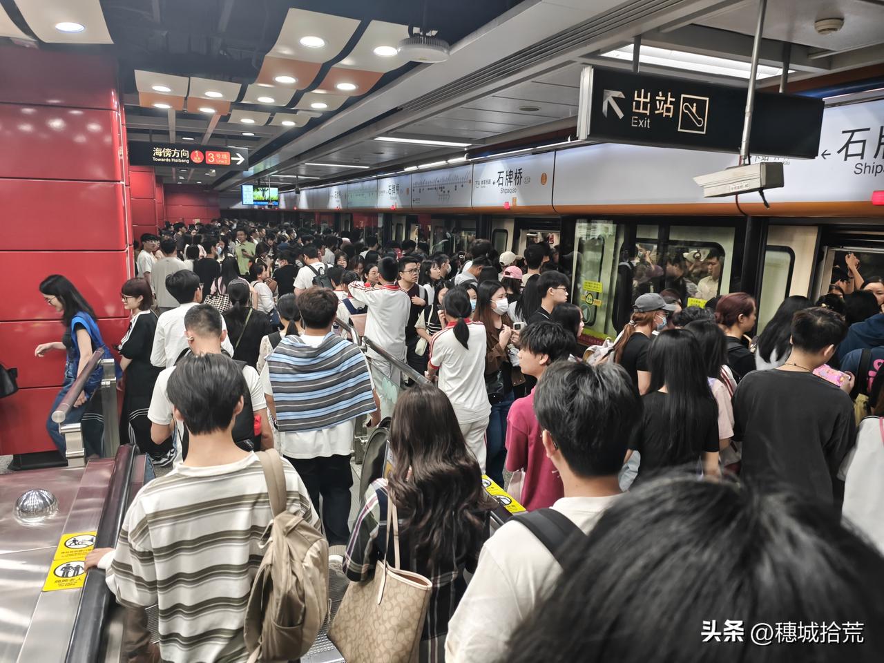 石牌桥还是排队进站，体育西依旧人挤人，是谁说广州三号线没有人了？还是一样恐怖的人
