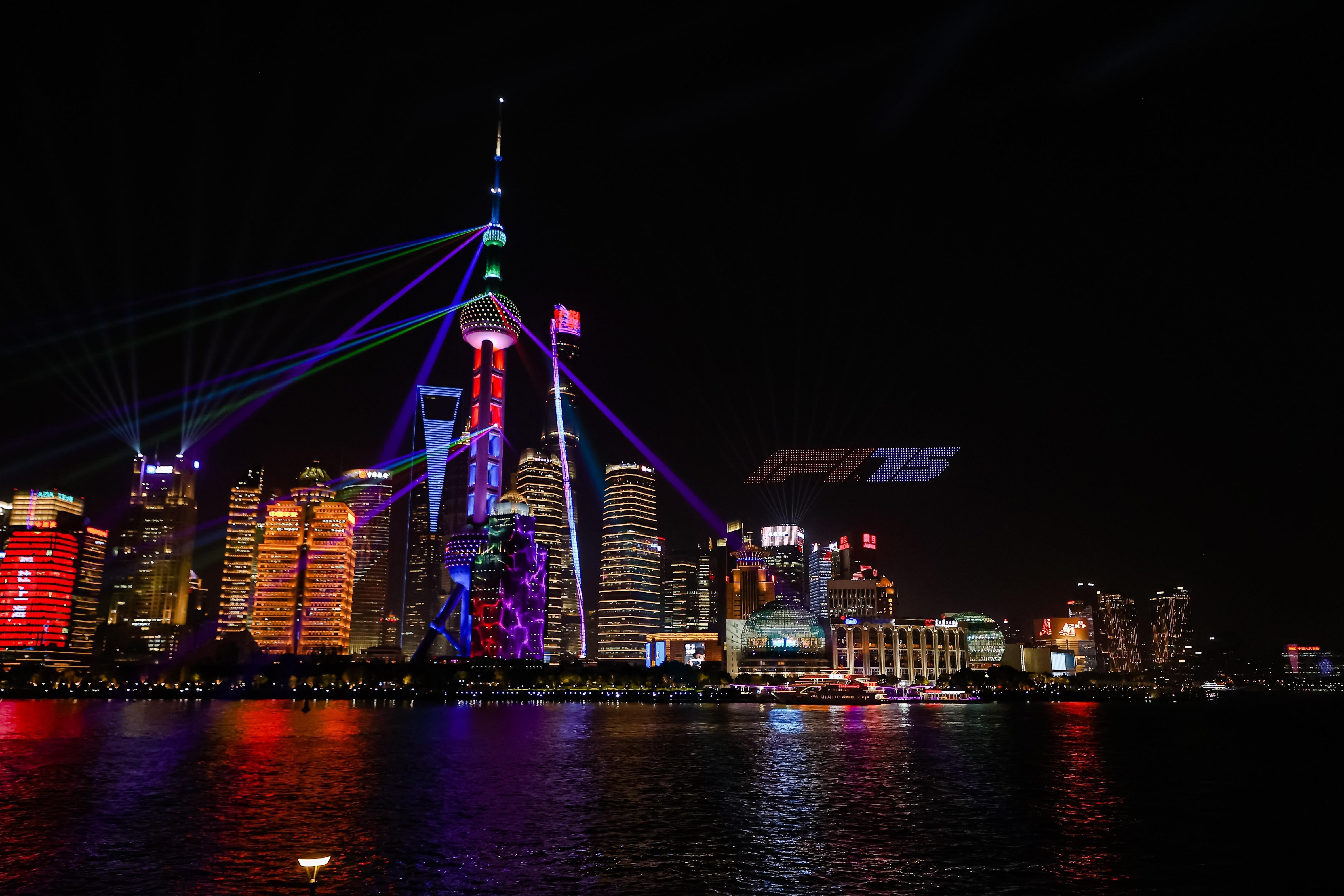 不是！上海到底有谁在啊！这次又被上海震撼到了！上海给F1点沪流震撼 直接在黄浦江