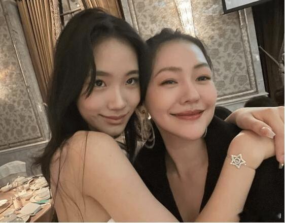 #小S女儿画展# 小S女儿们都办上画展了耶！大家觉得这个水平什么样？#小S女儿们