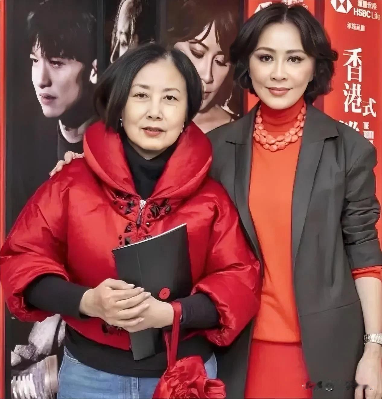 汪明荃与刘嘉玲合照一点都不显老，两人好像大姐和小妹。
年近 80 汪明荃依旧活跃