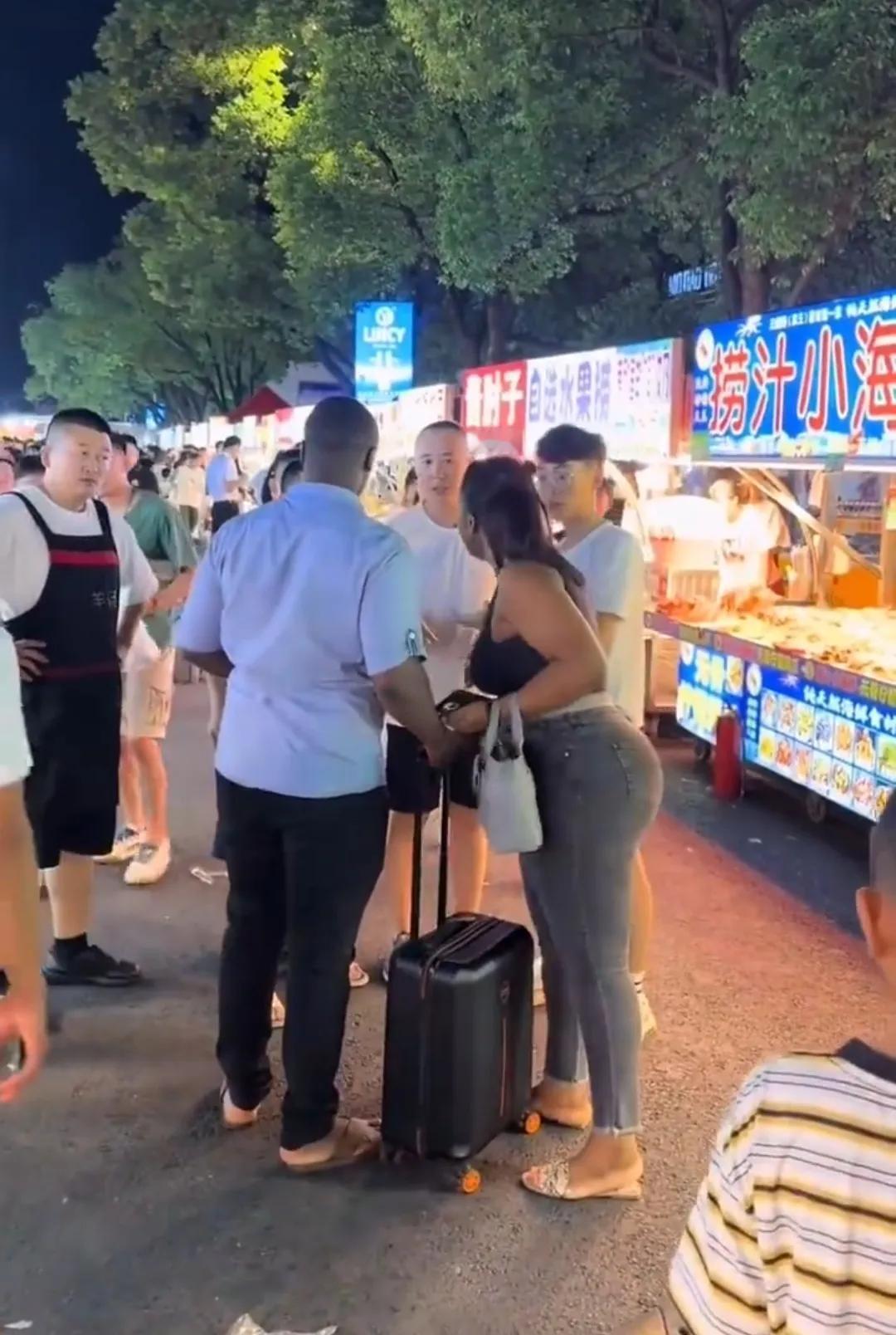 老外吃完饭不给钱，逃单被老板抓住，不仅不认错，态度还嚣张，各种撒泼耍无赖。
浙江