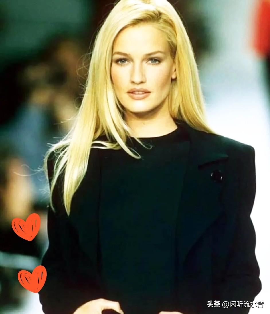 荷兰超模卡伦·穆尔德被誉为最早揭露爱泼斯坦罪行的吹哨人。

早在2001年，她就