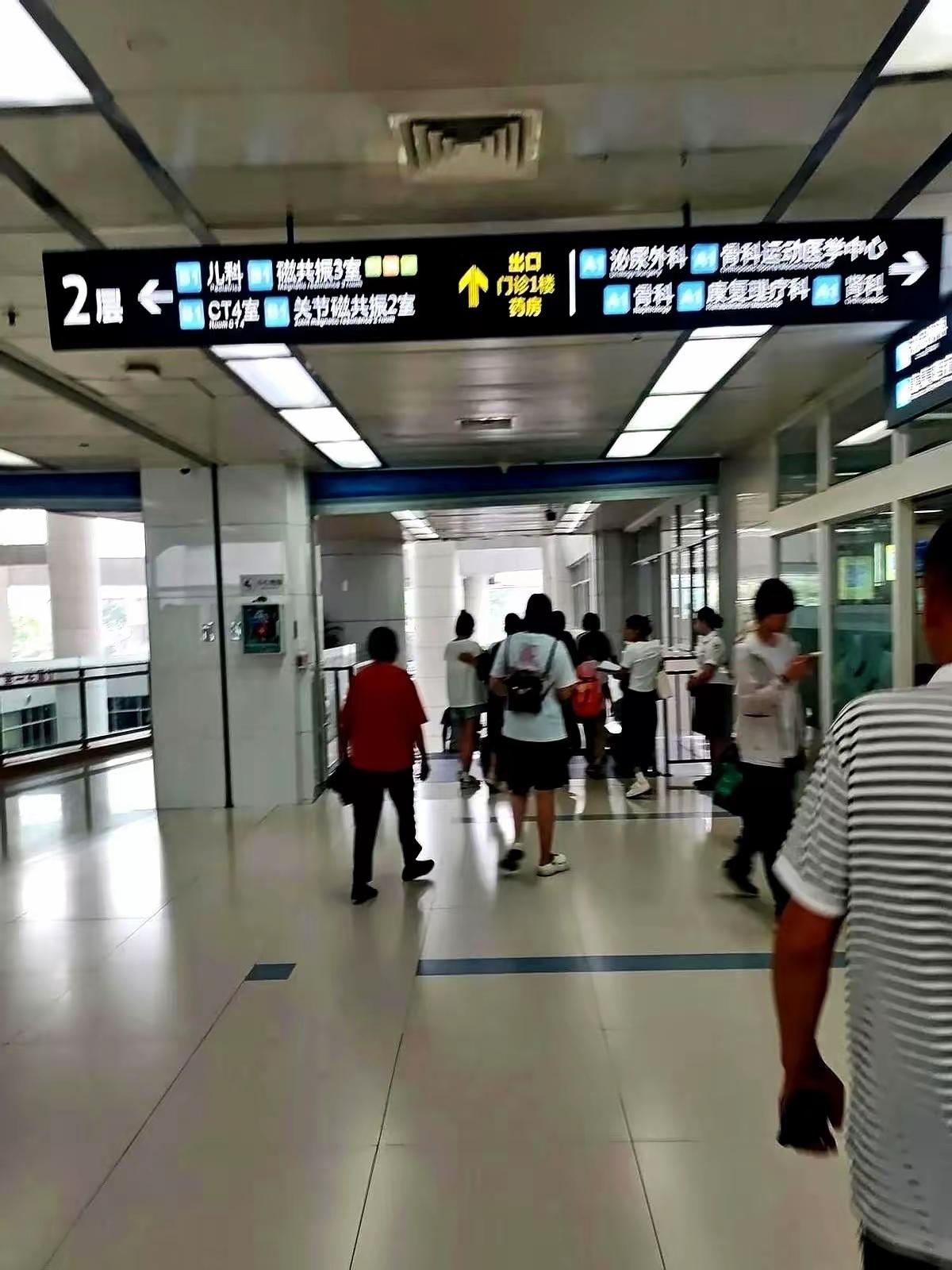 上海最新一份社区卫生服务中心招聘公告炸出了医学圈的冷水澡——18个临床岗位清一色