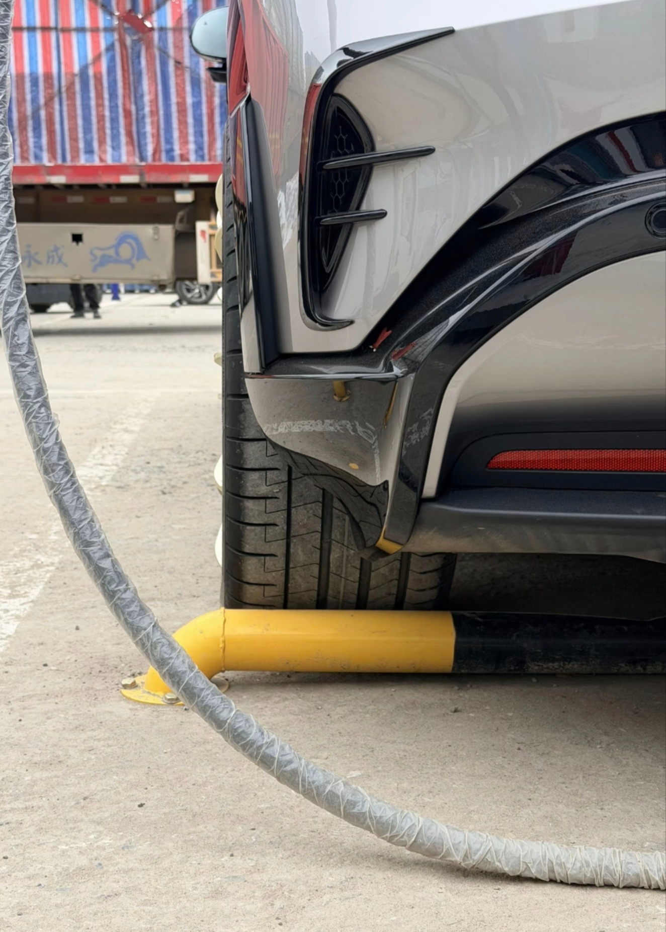 一台改了305mm后胎的小米YU7超宽后轮拱+超宽胎，极致暴力美学 