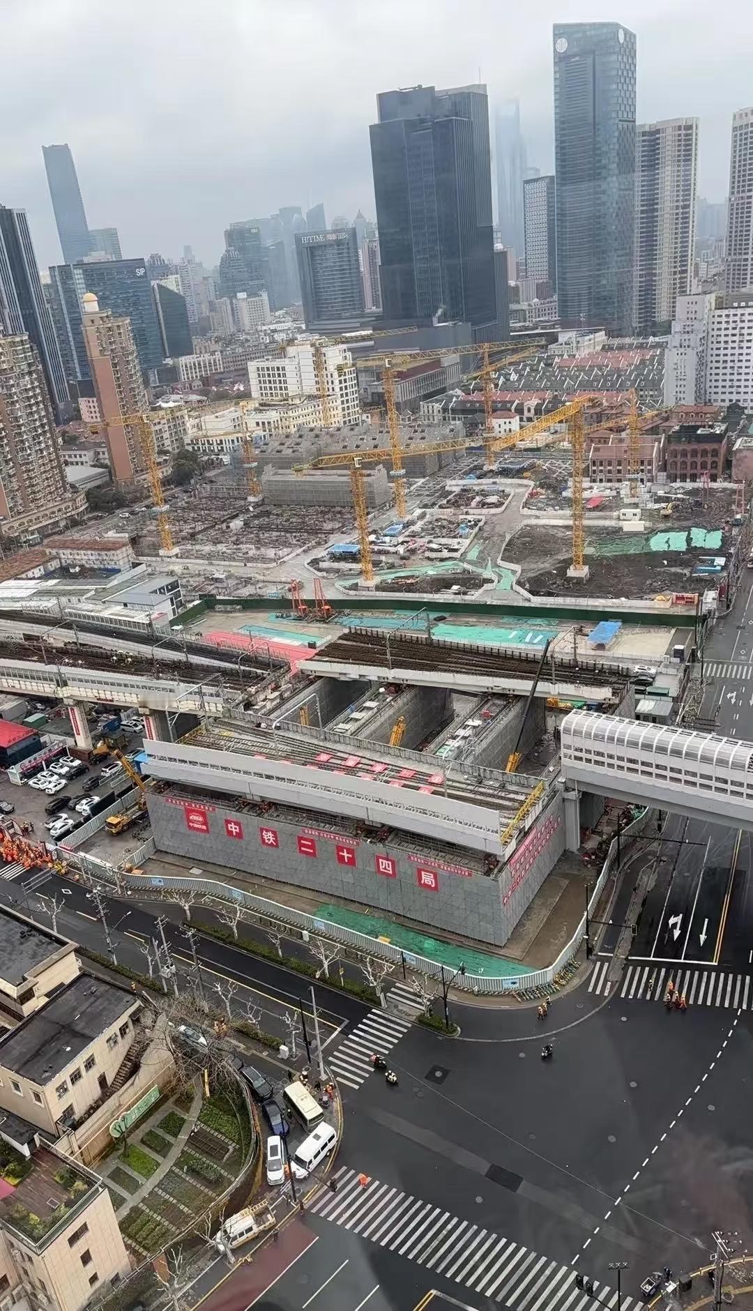 2.16宝山路施工实况
可以看到两侧的旧轨道都已经拆除
主包想试试能不能爬楼拍到