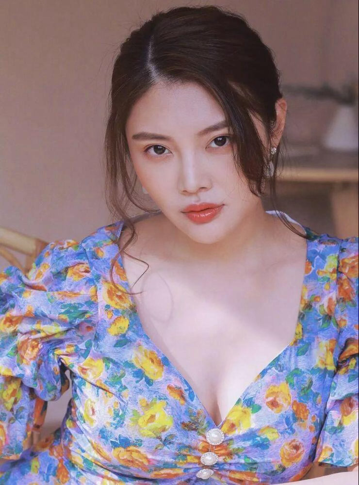 徐冬冬自曝曾被劝去整容 徐冬冬把年轻时的纠结说得很坦诚，也让人明白，自信真的不该