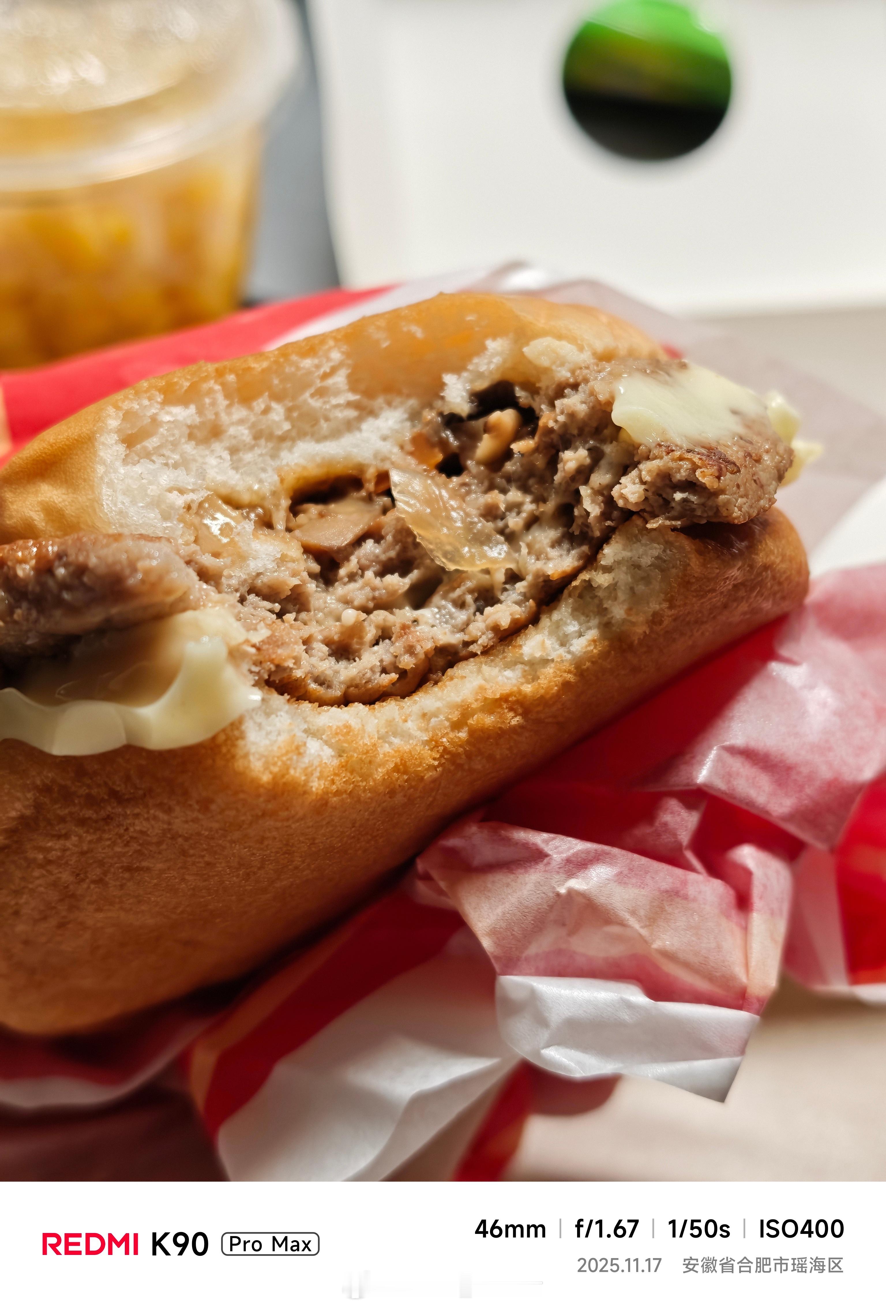 中午吃麦当劳牛蘑王。这天冷了，外送的芝士都凝固了，感觉还是得在门店吃更好，起码稍