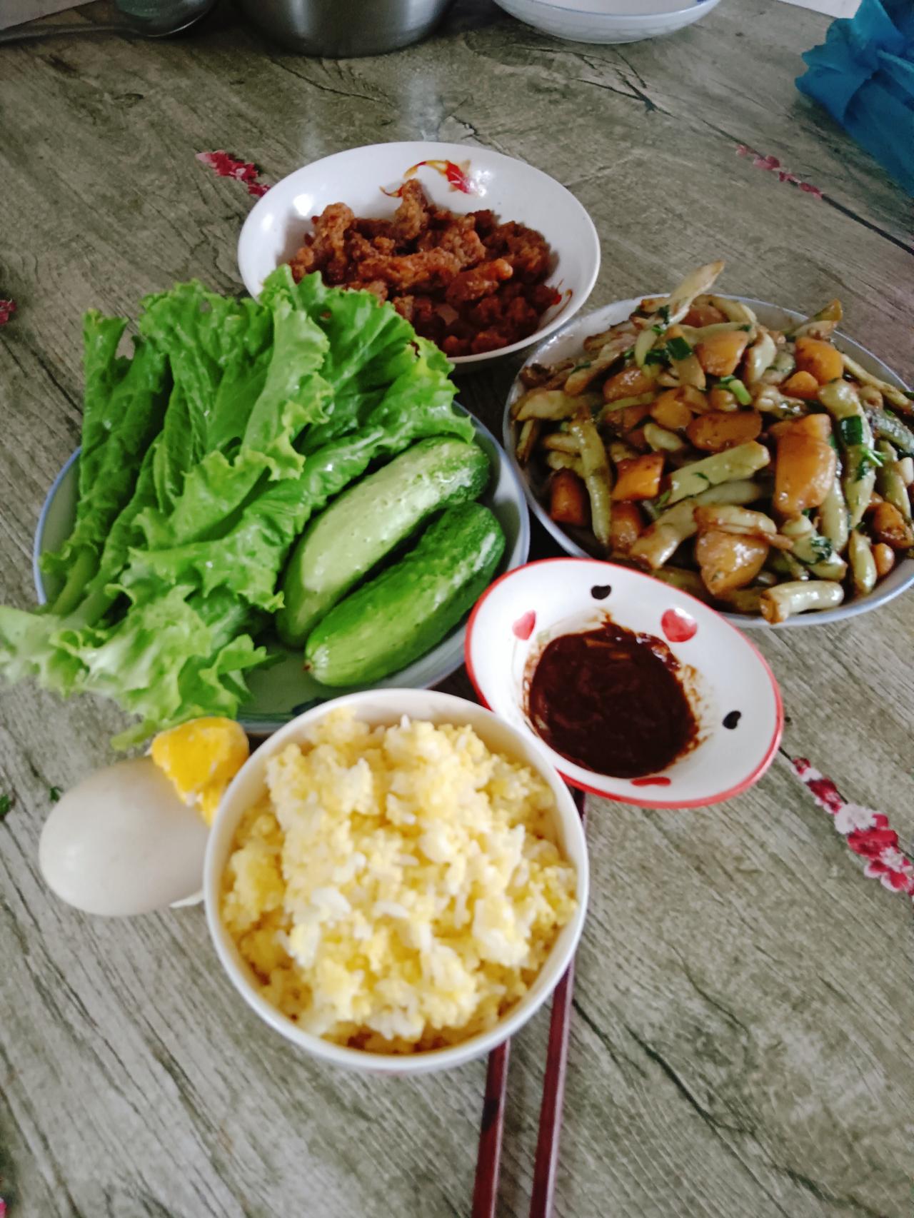 就这饭菜
有没有嫌弃的？
反正我喜欢吃
这家常便饭
[捂脸][捂脸][捂脸][大