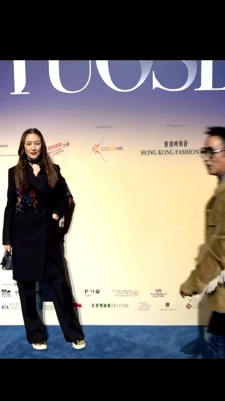 70岁的任达华，在台上结结实实摔了一跤。

人是靠着好身手，一个翻滚自己站起来了