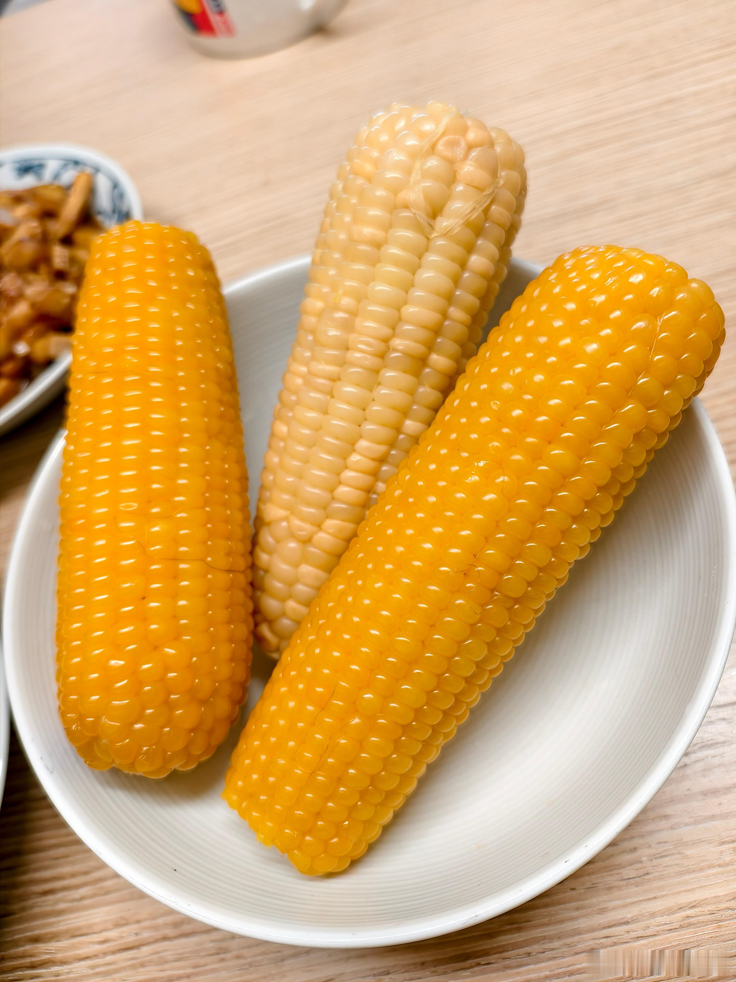 刚开团的玉米。不是甜糯玉米，是粮食味儿比较重的那种老玉米。也甜也糯，但是不如颜色