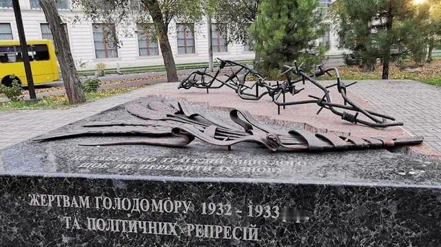 苏联解体后，乌克兰在各地修建了许多大饥荒纪念碑。乌克兰战争爆发后，俄罗斯军队在乌