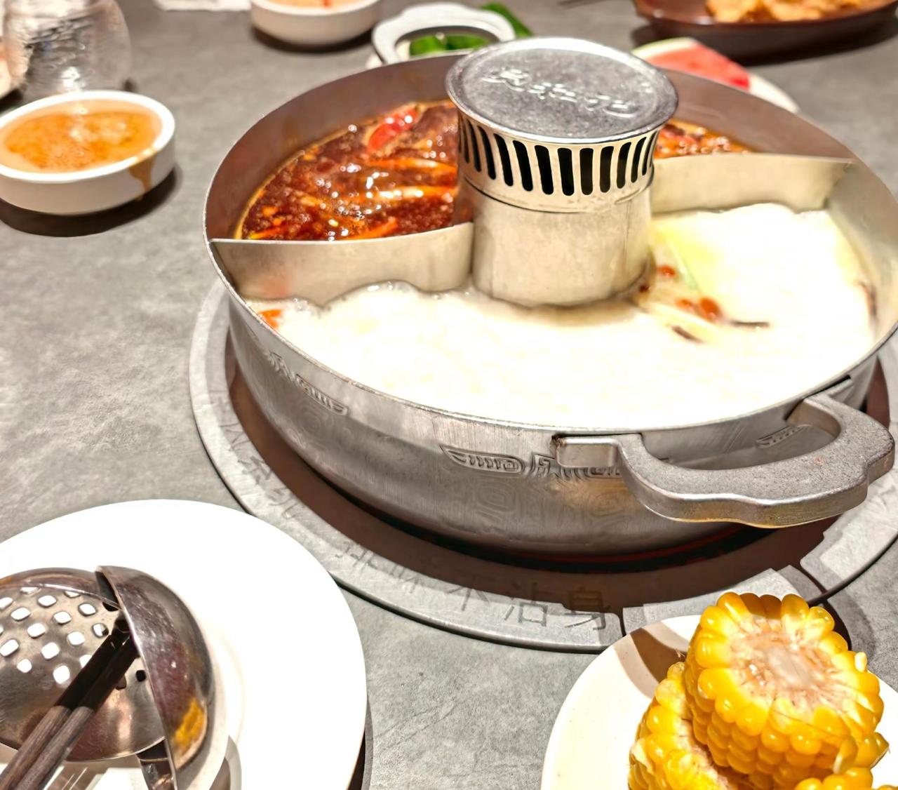 生日终于安排上！陪娃吃火锅啦🍲 🎉生日火锅局安排！红白汤底咕嘟咕嘟冒着泡，玉