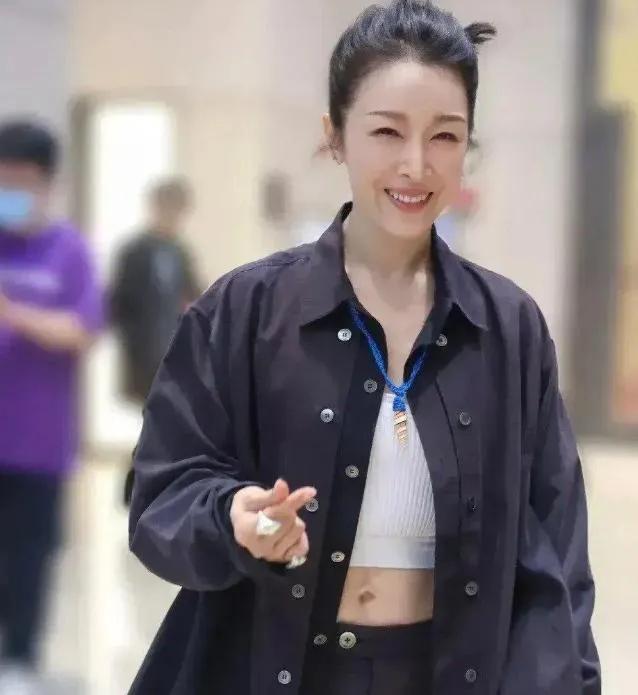 孙悦这是吃了防腐剂了吗？这哪里有50+了，明明就30岁呀，她咋就没长一点皱纹呢，