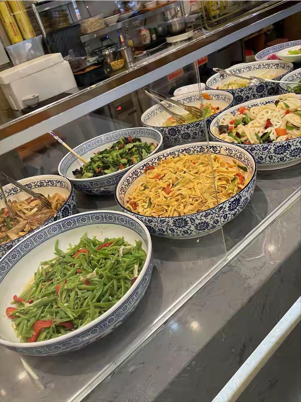 广东广州，一知名男演员，在机场候机时去面馆吃面，他端着一碗面去加点葱花，被服务员