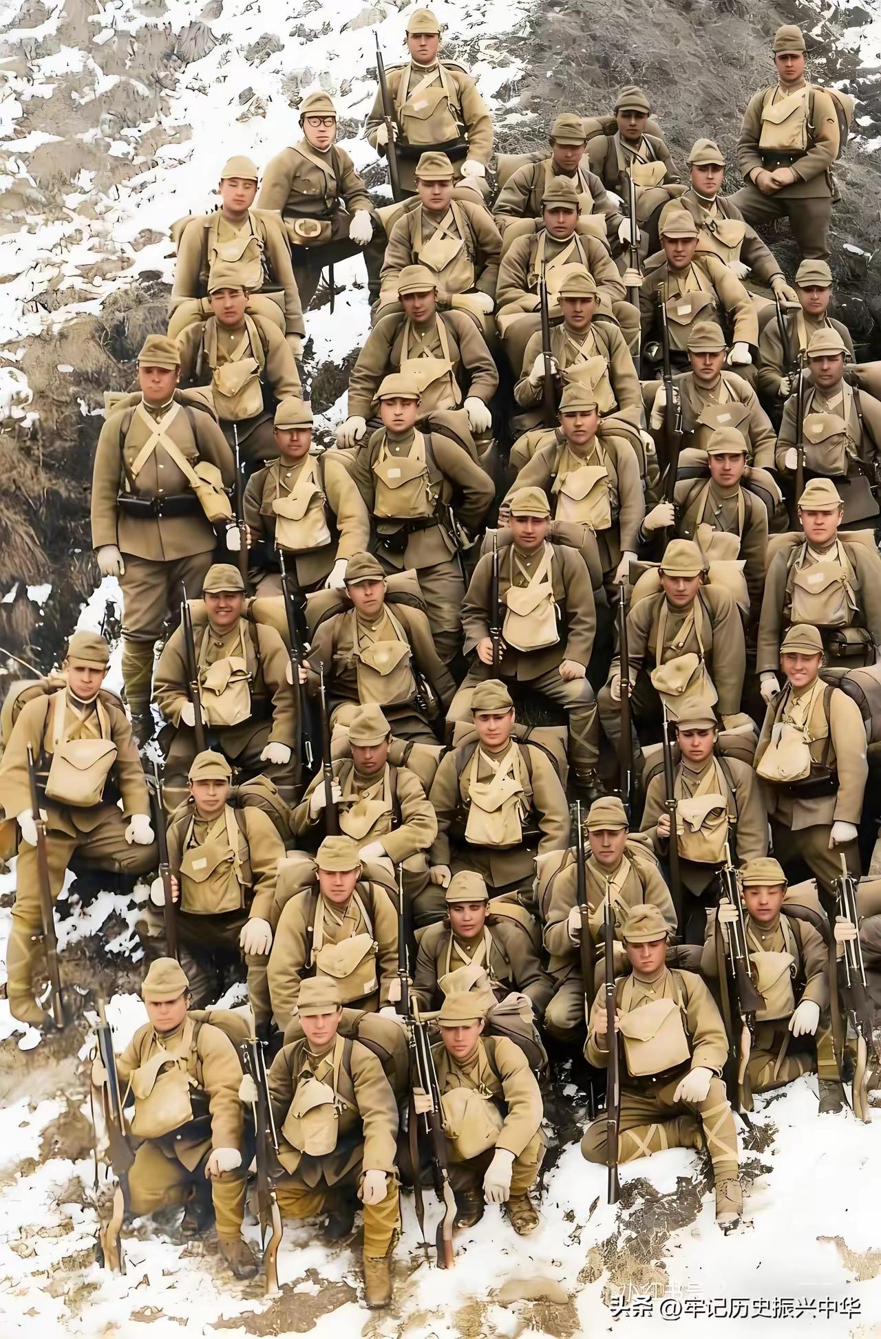 抗日战争时期，一个中队的小鬼子在东北地区进行“冬季清剿”作战间隙拍下了这张照片。