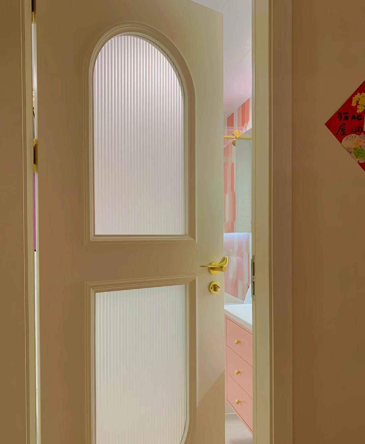 好多人都有的通病：和不爱的人结婚，然后用一生去怀念那个深爱的人。成年人的爱，在床