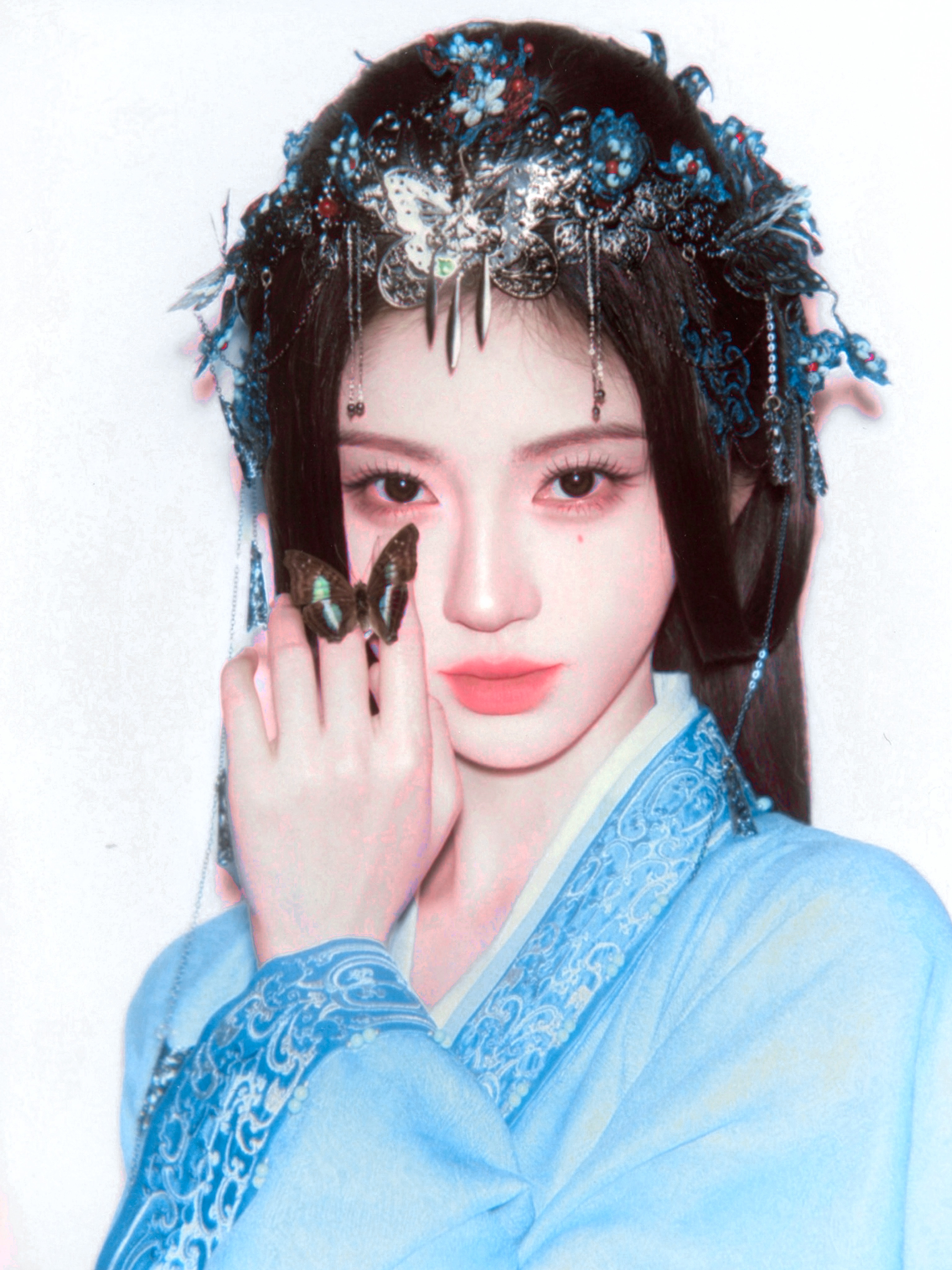 我可以是你的蝴蝶吗。鞠婧祎素手托蝶