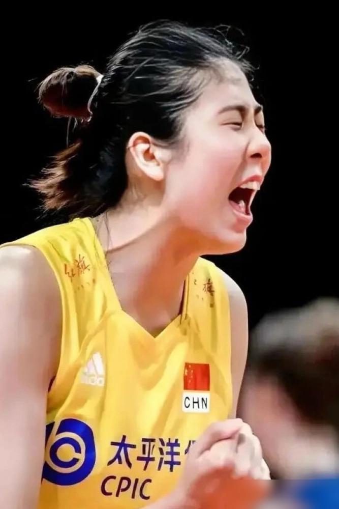 高意滑步腾空砸下那一记背飞时，整个排超联赛的遮羞布碎了一地。
 
她踩着三米线长