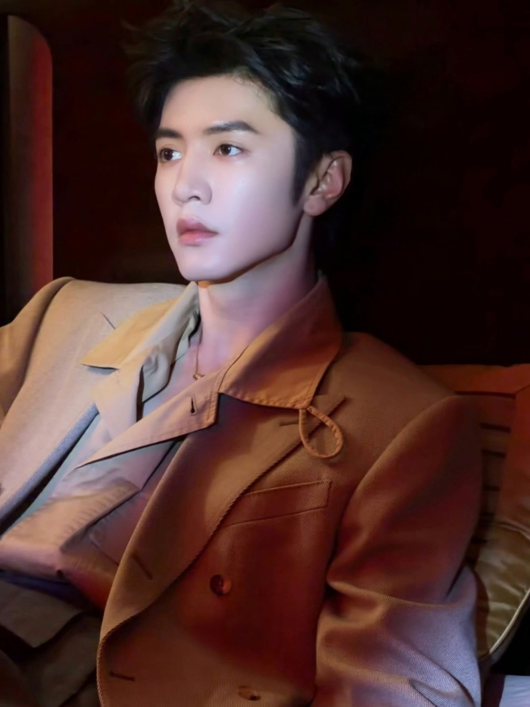 陈哲远迈着一屏幕的腿就来了 那双腿迈出的不仅是距离，更是一种从容不迫的掌控感。仿