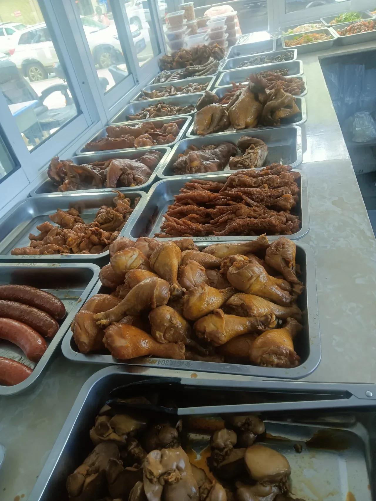 为什么食材越新鲜，亲手熬制的汤底卤汁的店，容易倒闭！
我的一个朋友今年尝试创业，