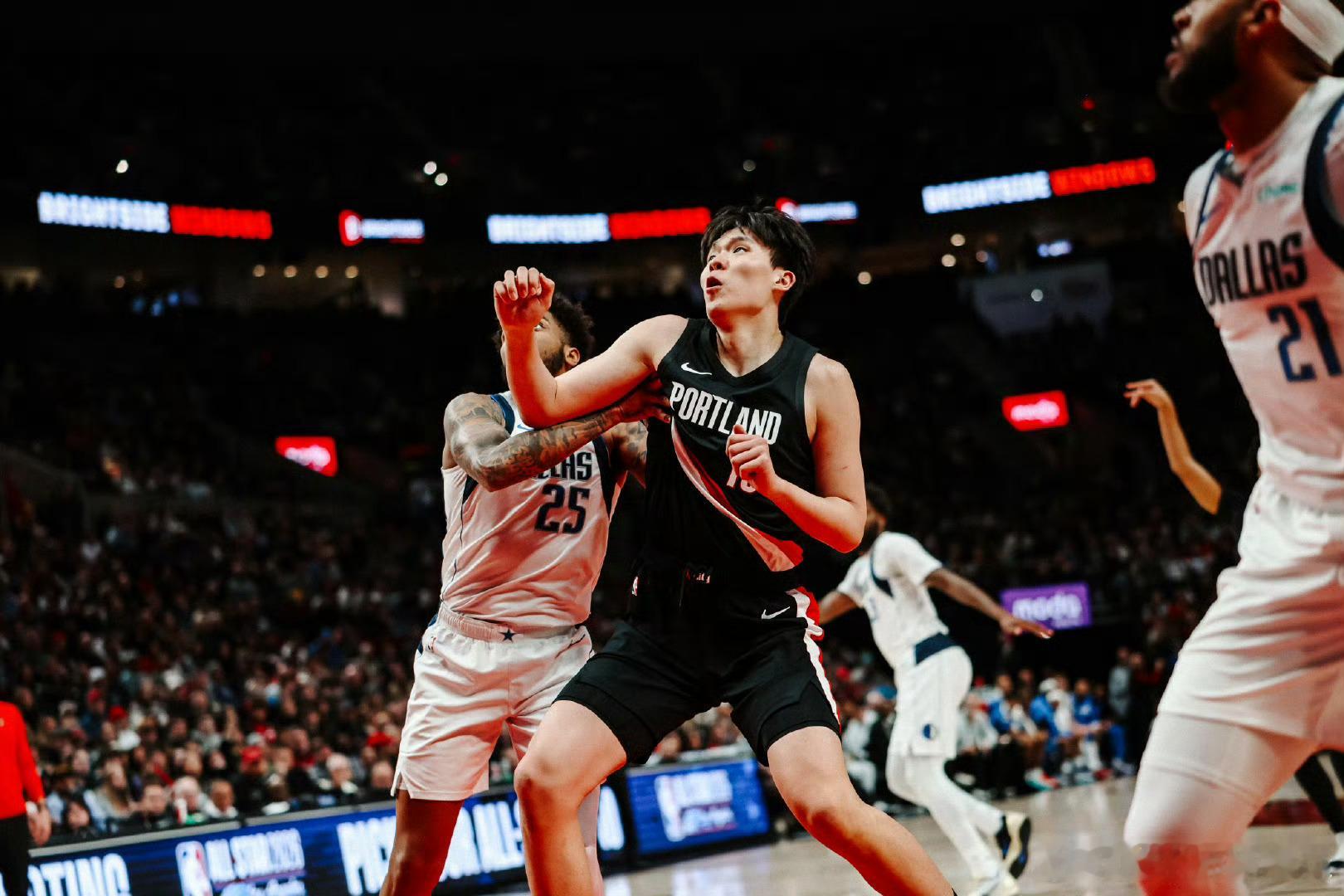 在开拓者125-122力克独行侠的比赛中，杨瀚森出场10分钟，投篮2中0、三分1