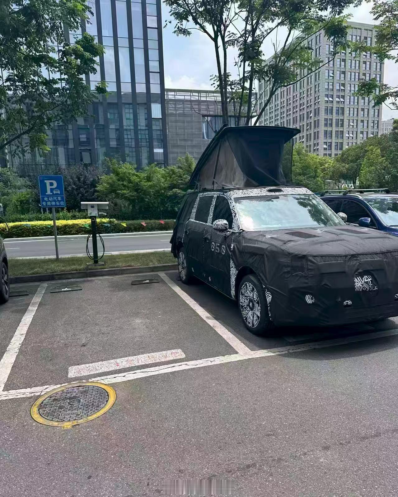 车顶升起一个帐篷，大家觉得有没有用，真的会在野外睡觉吗？多加这个配件，隔音是挑战