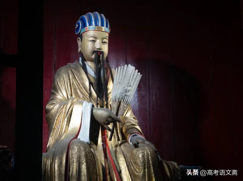 我认为诸葛亮。在历史的长河中，曹操与诸葛亮皆为璀璨星辰，可我更倾心于诸葛亮。
诸