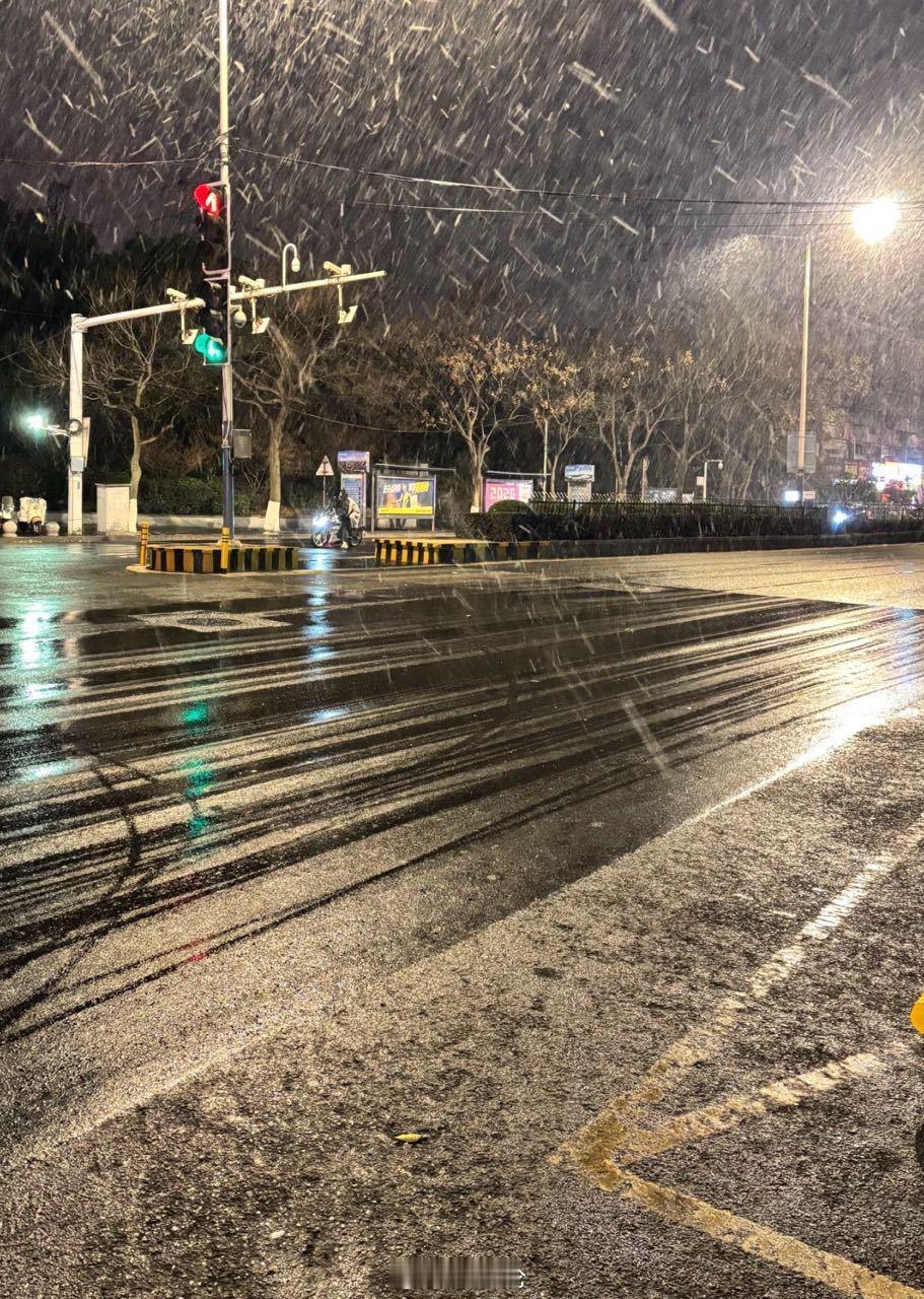 想问一下南京的小伙伴，真的下雪了吗？现在还有积雪吗？南京下雪南京天气 深圳·壹方