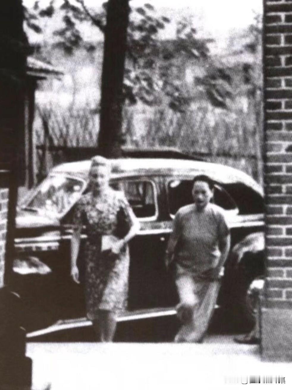 1945年9月8日，重庆，宋庆龄在王安娜（德国友人，保盟工作人员）赴桂园参加毛泽