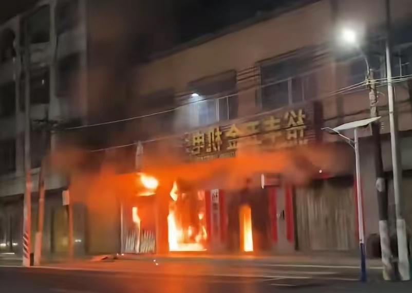 汕头那场大火，烧痛的不只是遇难者家属，更是每个对安全心存侥幸的人。


12月9