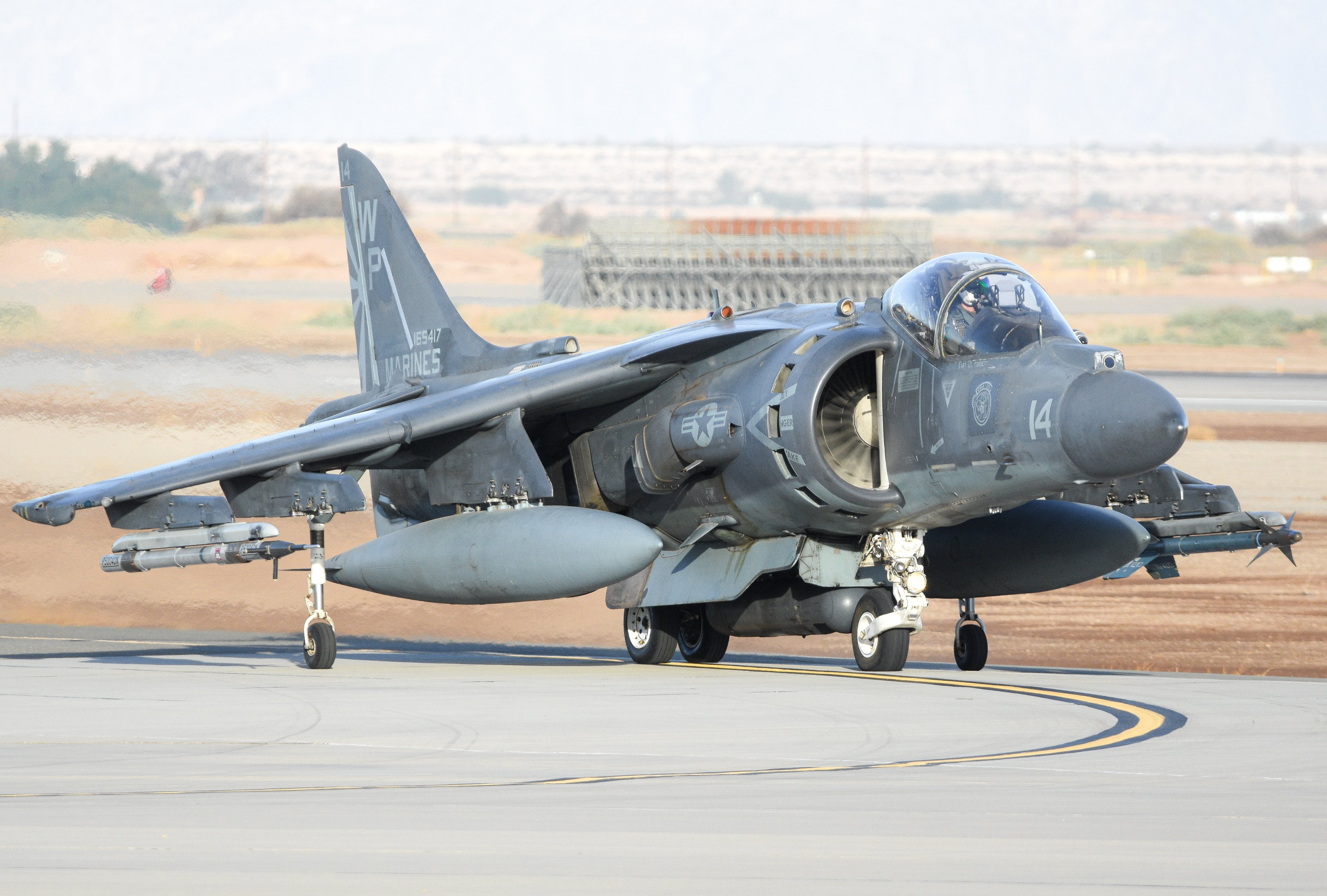 陆战队VMA-223 中队旗下AV-8B在埃尔森特罗航空站 