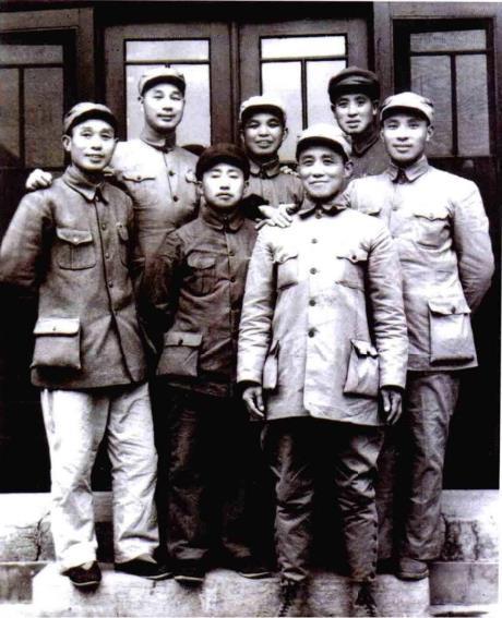 1949年4月，太原解放后20兵团和7军的领导们合影。左起为:李志民、杨成武、彭