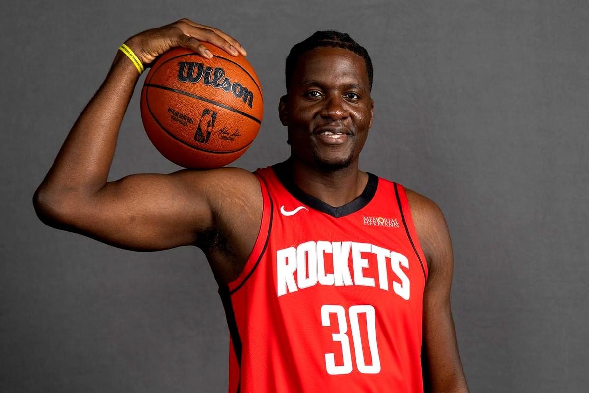 在很多人的印象当中，火箭队应该是联盟当中平均年龄最小的球队之一，不过那已经是三四