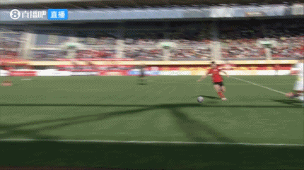 迪力依米提在拼抢中倒地，疑似失去意识，随后被救护车进场运走